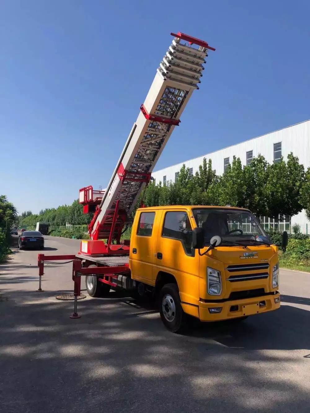 陈场镇附近的云梯车出租服务：轻松解决高空作业需求